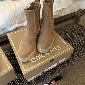 Dolce Vita Tan Lug Sole Suede Boots 7